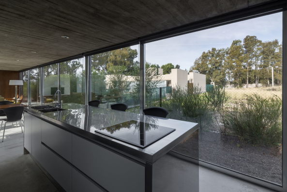 Hofhaus, Baha Blanca, Argentinien, Neubau, Bungalo, Fertigstellung, 2016, Einfamileinhaus, Beton, Gras, Glas, concrete, architechture, courtyard house, Enrique Gil, House in Palihue, Bernardo Rosello, Anibal Soto, Ramiro Sosa, offen
