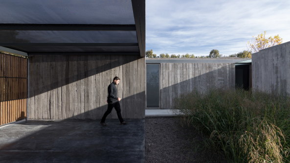 Hofhaus, Baha Blanca, Argentinien, Neubau, Bungalo, Fertigstellung, 2016, Einfamileinhaus, Beton, Gras, Glas, concrete, architechture, courtyard house, Enrique Gil, House in Palihue, Bernardo Rosello, Anibal Soto, Ramiro Sosa, offen