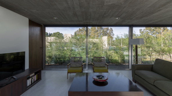 Hofhaus, Baha Blanca, Argentinien, Neubau, Bungalo, Fertigstellung, 2016, Einfamileinhaus, Beton, Gras, Glas, concrete, architechture, courtyard house, Enrique Gil, House in Palihue, Bernardo Rosello, Anibal Soto, Ramiro Sosa, offen