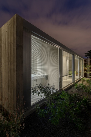 Hofhaus, Baha Blanca, Argentinien, Neubau, Bungalo, Fertigstellung, 2016, Einfamileinhaus, Beton, Gras, Glas, concrete, architechture, courtyard house, Enrique Gil, House in Palihue, Bernardo Rosello, Anibal Soto, Ramiro Sosa, offen
