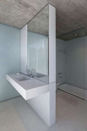 Hofhaus, Baha Blanca, Argentinien, Neubau, Bungalo, Fertigstellung, 2016, Einfamileinhaus, Beton, Gras, Glas, concrete, architechture, courtyard house, Enrique Gil, House in Palihue, Bernardo Rosello, Anibal Soto, Ramiro Sosa, offen