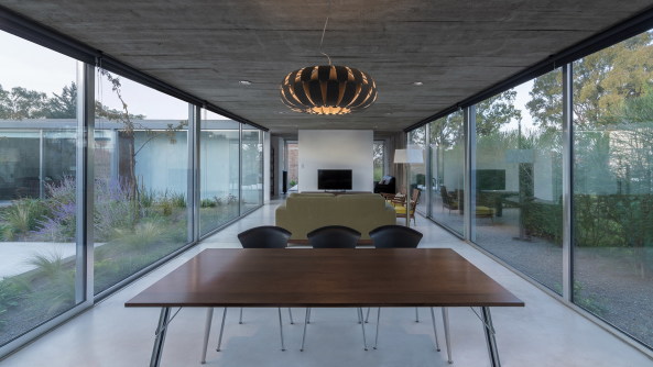Hofhaus, Baha Blanca, Argentinien, Neubau, Bungalo, Fertigstellung, 2016, Einfamileinhaus, Beton, Gras, Glas, concrete, architechture, courtyard house, Enrique Gil, House in Palihue, Bernardo Rosello, Anibal Soto, Ramiro Sosa, offen