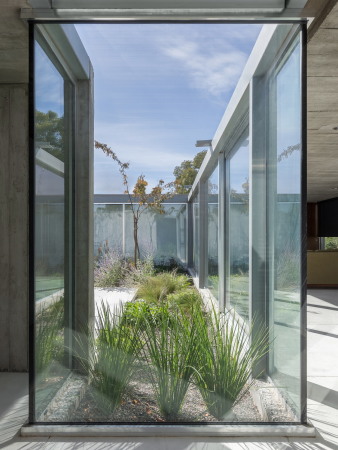 Hofhaus, Baha Blanca, Argentinien, Neubau, Bungalo, Fertigstellung, 2016, Einfamileinhaus, Beton, Gras, Glas, concrete, architechture, courtyard house, Enrique Gil, House in Palihue, Bernardo Rosello, Anibal Soto, Ramiro Sosa, offen