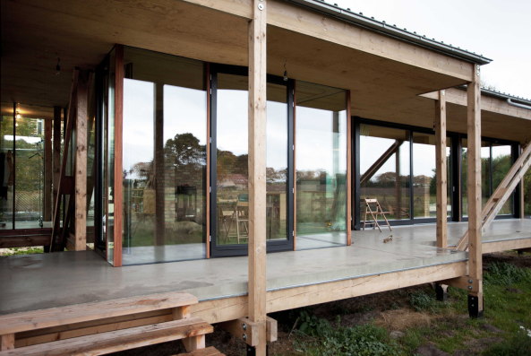 Hoppenrade, Deutschland, Germany, Neubau, Fertigstellung, Haus Neiling II, Peter Grundmann, 2016, 2015, Holzbau, Beton, Grundriss, Lwenberger Land, Bodenplatte, Anbau, Scheune, Backstein, Glasfassade, Bungalow, aufgestndert,