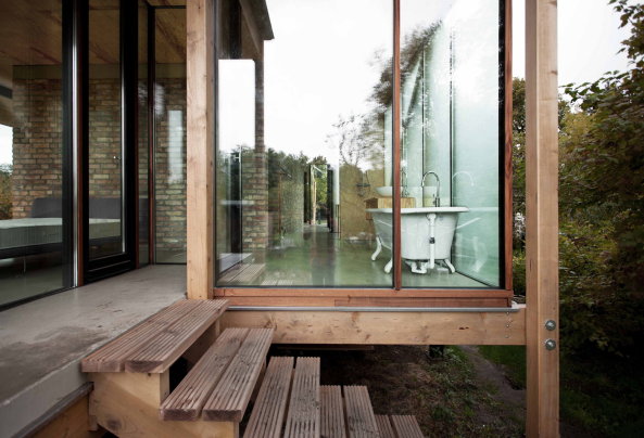 Hoppenrade, Deutschland, Germany, Neubau, Fertigstellung, Haus Neiling II, Peter Grundmann, 2016, 2015, Holzbau, Beton, Grundriss, Lwenberger Land, Bodenplatte, Anbau, Scheune, Backstein, Glasfassade, Bungalow, aufgestndert,