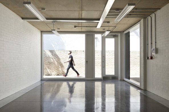 Wohnungsbau, Duplexwohnen, doppelgeschossig, London, UK, Vereinigtes Knigreich, Foundry mews, Atelier, Jack Hobhouse, May 2016, Project Orange, Neubau, Fertigstellung, Art, Barnard & Associates, Richmond, 2016, 58 Barnes High Street, SW13 9FL, Backstein, bricks,