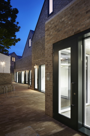 Wohnungsbau, Duplexwohnen, doppelgeschossig, London, UK, Vereinigtes K�nigreich, Foundry mews, Atelier, Jack Hobhouse, May 2016, Project Orange, Neubau, Fertigstellung, Art, Barnard & Associates, Richmond, 2016, 58 Barnes High Street, SW13 9FL, Backstein, bricks,