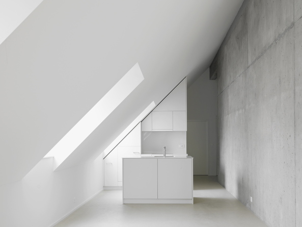 Wohnungsbau, Wohnbau, Schweiz, Switzerland, 2016, Peter Moor Architekten, Neubau Gehrenhaus, Talgartenweg, Stfa, gold, Balkone, Fassade, Ente, 2CV, Fertigstellung, Kernzone, Bahnhof, See, Peter Derron, Zurich, Lake, housing, Apartment