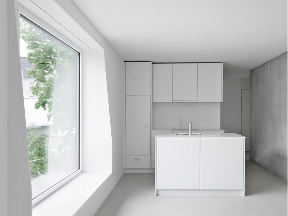 Wohnungsbau, Wohnbau, Schweiz, Switzerland, 2016, Peter Moor Architekten, Neubau Gehrenhaus, Talgartenweg, Stfa, gold, Balkone, Fassade, Ente, 2CV, Fertigstellung, Kernzone, Bahnhof, See, Peter Derron, Zurich, Lake, housing, Apartment