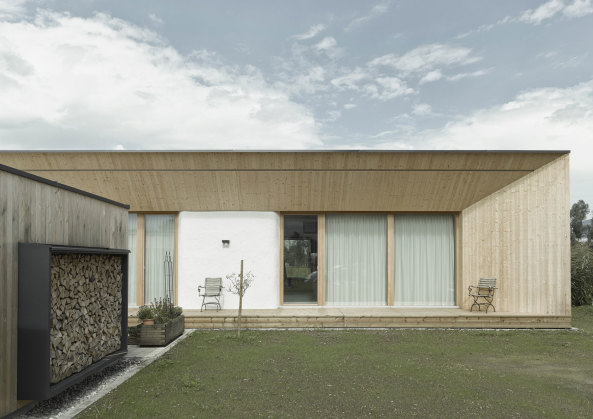 Vorarlberg: Ein Haus aus Stroh in Dornbirn von Georg Bechter Architektur+Design, Bauherr: privat, Foto:  Adolf Bereuter