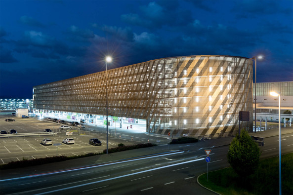 Parkhaus am Stuttgarter Flughafen von Wulf Architekten