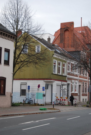 Bremen, Umbau, Kornstrae, Wohnhaus, Rucksack, Hickepack, Obergeschoss, Dachgeschoss, Ausbau, Anbau, Erweiterung, Germany, 2016, umstritten, Diskussion, Kornstrae 177, Neanderstrae, Haus Chapeau, Haus mit Hut, Giebel, alter Giebel, Wirth Architekten
