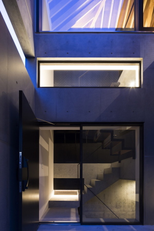 Wohnaus, Japan, Fertigstellung, 2016, Neubau, Beton, concrete, Apollo Architects, Tokyo, housing, living, Satoshi Kurosaki, Masao Nishikawa, Private housing, Sichtbeton, street corner, mini house, kompakt, compact