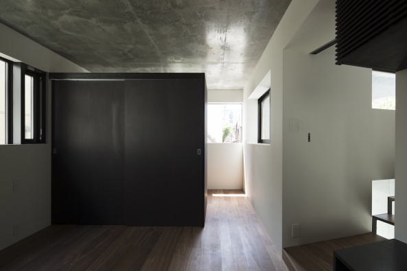 Wohnaus, Japan, Fertigstellung, 2016, Neubau, Beton, concrete, Apollo Architects, Tokyo, housing, living, Satoshi Kurosaki, Masao Nishikawa, Private housing, Sichtbeton, street corner, mini house, kompakt, compact