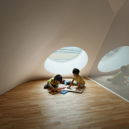 Mad, MAD Architects, Clover House, Kindergarten, Kita, Bauen fr Kinder, Kindergarten in Japan, Blob, Haus mit Rutsche, Baunetz, Baunetz-Meldung, architecture, architect, Architektur, Architekt, Fassade, facade, Holzbau, Holzkonstruktion, wood, Okazaki, Aichi Prefecture, Japan, japanese architecture, MAD in Japan, Neubau, Koji Fujii / Nacasa & Partners Inc., Dan Honda, Daniel Taun, Clover House kindergarten, Ma Yansong, Bauen im Bestand, Holzbautradition, playful piece of architecture, architecture for kids, Haus im Haus,