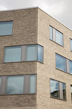 Baunetz, Baunetz-Meldung, Architektur, Architekt, architect, architecture, Architekt gesucht, Meldungen, architecture-news, Architektur Deutschland, deutsche Architekten, german architecture, young architects, katholischen Berufskollegs K�ln, K�ln, Schule, Schulbau, erzieherisch, sozialp�dagogisch, heilpflegerisch, polygonal, Lochfassade, Atrium, beige, Neubau, Treppe, Sichtbeton, M�ander, Kontur, Halle, 3pass,