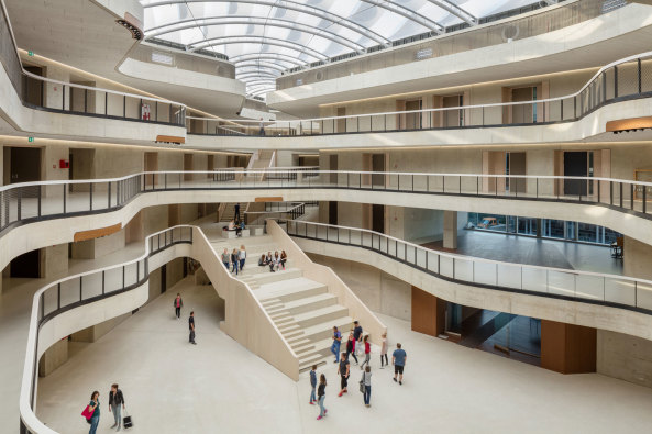 Baunetz, Baunetz-Meldung, Architektur, Architekt, architect, architecture, Architekt gesucht, Meldungen, architecture-news, Architektur Deutschland, deutsche Architekten, german architecture, young architects, katholischen Berufskollegs Kln, Kln, Schule, Schulbau, erzieherisch, sozialpdagogisch, heilpflegerisch, polygonal, Lochfassade, Atrium, beige, Neubau, Treppe, Sichtbeton, Mander, Kontur, Halle, 3pass,