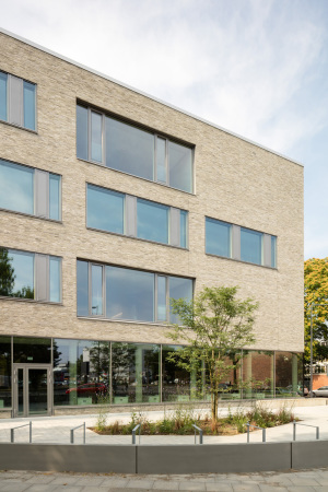 Baunetz, Baunetz-Meldung, Architektur, Architekt, architect, architecture, Architekt gesucht, Meldungen, architecture-news, Architektur Deutschland, deutsche Architekten, german architecture, young architects, katholischen Berufskollegs Kln, Kln, Schule, Schulbau, erzieherisch, sozialpdagogisch, heilpflegerisch, polygonal, Lochfassade, Atrium, beige, Neubau, Treppe, Sichtbeton, Mander, Kontur, Halle, 3pass,