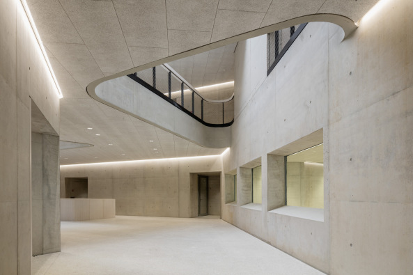 Baunetz, Baunetz-Meldung, Architektur, Architekt, architect, architecture, Architekt gesucht, Meldungen, architecture-news, Architektur Deutschland, deutsche Architekten, german architecture, young architects, katholischen Berufskollegs Kln, Kln, Schule, Schulbau, erzieherisch, sozialpdagogisch, heilpflegerisch, polygonal, Lochfassade, Atrium, beige, Neubau, Treppe, Sichtbeton, Mander, Kontur, Halle, 3pass,