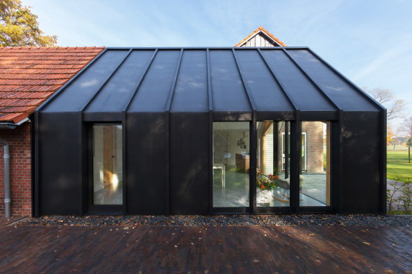 bureau fraai, wohnen, konventionen, wohnhaus, scheune, anbau, erweiterung, umbau, 50er, f�nfziger, jahre, eigenheim, lounge, fachwerk, holz, holzrahmen, rahmen, titanzink, blech, verkleidung, archetyp, ziegel, backstein, zeitgen�ssisch, fraai, Wim Hanenberg