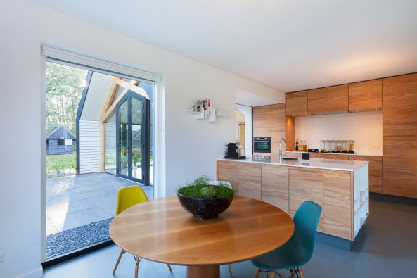 bureau fraai, wohnen, konventionen, wohnhaus, scheune, anbau, erweiterung, umbau, 50er, f�nfziger, jahre, eigenheim, lounge, fachwerk, holz, holzrahmen, rahmen, titanzink, blech, verkleidung, archetyp, ziegel, backstein, zeitgen�ssisch, fraai, Wim Hanenberg