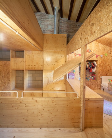 Josep Ferrando Architecture, Sant Cugat, Barcelona, Spanien, Spain, Holz, Beton, Wnde, Mauern, Wohnhaus, housing, single family house, Intervention, Umbau, Altstadt, old city, Void, Leerstelle, 2016, Fertigstellung, Bauen im Bestand, Baunetz, Baunetz-Meldung, Architektur, Architekt, architect, architecture, Architekt gesucht, Meldungen, architecture-news, Ramona, Toledo-Villarreal, Adria Goula, Neubau