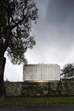Braga, Portugal, AZO. Sequeira Arquitectos Associados, Neubau, Beton, concrete, architecture, 2016, 2015, 2014, Umbau, Natursteinmauer, Kinderhaus, Kinder, children, Fertigstellung, BO Associados, Baunetz Media, Architekturmagazin, Wohnideen, Prsentation, housing, living, lifestyle, Kubus, archaisch, schwer, krperlich, Pedro Soares, Ftima Barroso, Jorge Vilela, Joo Alves, Mrio Sequeira, portugese, Tradition
