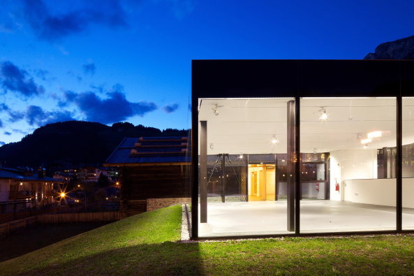 Stadel mit Vitrine von Perathoner Architects