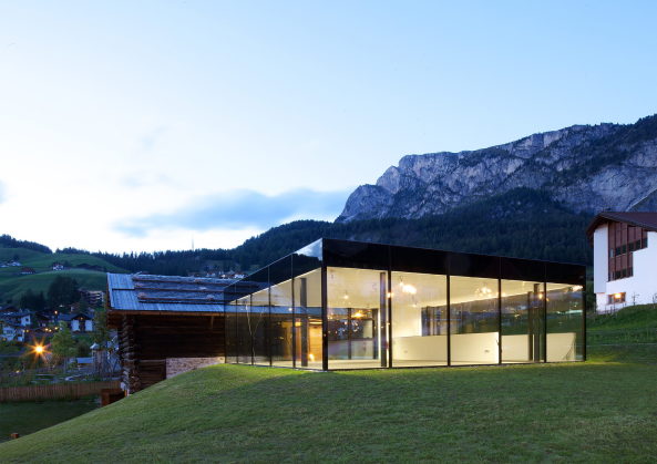 Stadel mit Vitrine von Perathoner Architects