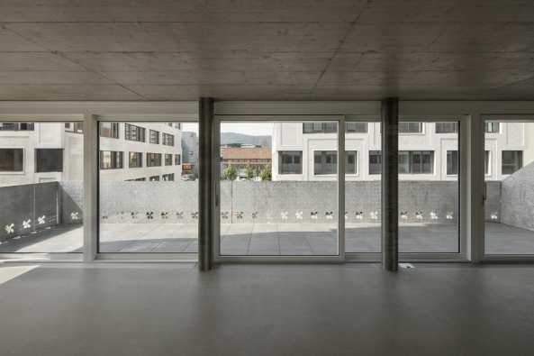 Escher-Wyss-Areal, Zrich, WIel Arets, Blumenhaus, Mohnblumen, Rohalumium, Handverarbeitet, Zurich, raw aluminium, Escher-Wyss AG, Amsterdam, loggia, Loggia, Glas, Beton, concrete, Baunetz