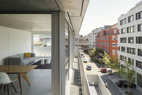 Escher-Wyss-Areal, Zrich, WIel Arets, Blumenhaus, Mohnblumen, Rohalumium, Handverarbeitet, Zurich, raw aluminium, Escher-Wyss AG, Amsterdam, loggia, Loggia, Glas, Beton, concrete, Baunetz