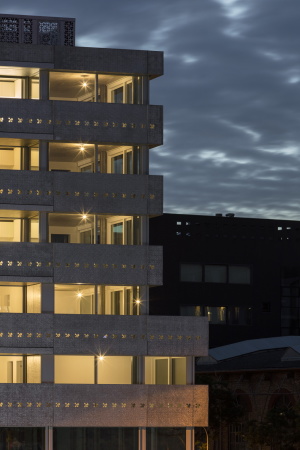 Escher-Wyss-Areal, Zrich, WIel Arets, Blumenhaus, Mohnblumen, Rohalumium, Handverarbeitet, Zurich, raw aluminium, Escher-Wyss AG, Amsterdam, loggia, Loggia, Glas, Beton, concrete, Baunetz