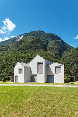 Huser des Jahres, Preis, Award,Preistrger: Einfamilienhaus bei Mnchen von werk A Architektur Guntram Jankowski (Berlin) , TKA Thomas Krger Architekt (Berlin)  Auszeichnung: Haus am Bielersee in der Schweiz von Markus Schietsch Architekten (Zrich) archinauten | dworschak + mhlbachler architekten (Linz), Wohn-und Geschftshaus in Konstanz von bchlemeid, architekten stadtplaner (Konstanz) Peter Schmal (links) und Wolfgang Bachmann (rechts), dahinter (von links nach rechts) Nils Holger Moormann, Meinhard v. Gerkan, Bernardo Bader und Ulrich Nolting, baunetz. house, award