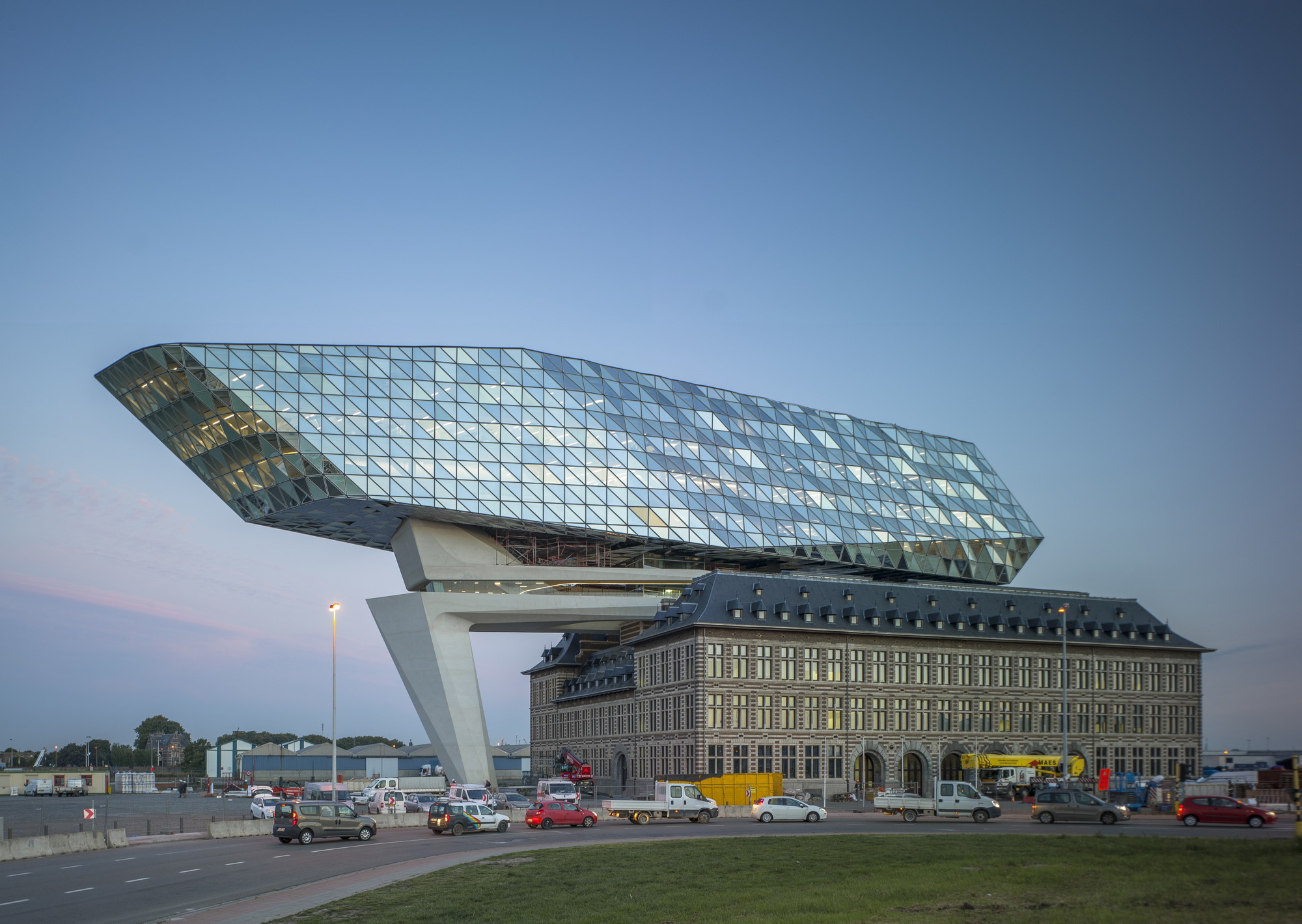 Verwaltungsbau Von Zaha Hadid Architects Im Hafen Von Antwerpen Architektur Und Architekten News Meldungen Nachrichten Baunetz De
