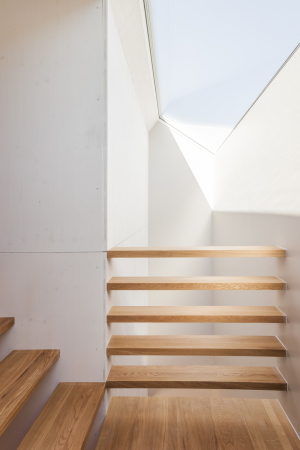 Holzkonstruktion, Berrel Berrel Krutler, Baunetz, Holz, timber construction, mountain, Hanglage, Sulenreihe, Holzlattenkosntruktion, wooden slats