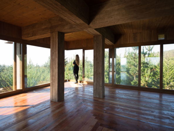 Ferienhaus, chile, beton, holz, konstruktion, pyramide, umgekehrt, wald, wasser, aussicht, dachterrasse, nida, house, pezo von Ellrichshausen, navidad, neubau, sulen, sichtbeton, entasis, wendeltreppe, spiraltreppe, treppe, skulptur, wald, biennale, 2008, luxus, wohnhaus, ferienhaus, privathaus, glas