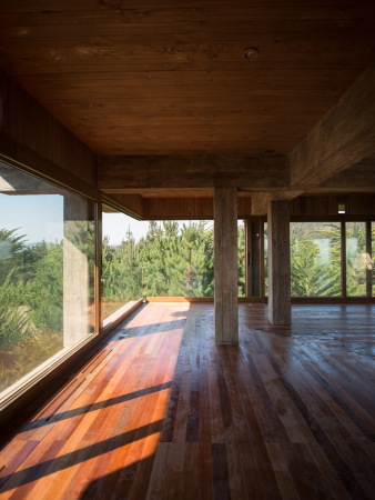 Ferienhaus, chile, beton, holz, konstruktion, pyramide, umgekehrt, wald, wasser, aussicht, dachterrasse, nida, house, pezo von Ellrichshausen, navidad, neubau, sulen, sichtbeton, entasis, wendeltreppe, spiraltreppe, treppe, skulptur, wald, biennale, 2008, luxus, wohnhaus, ferienhaus, privathaus, glas