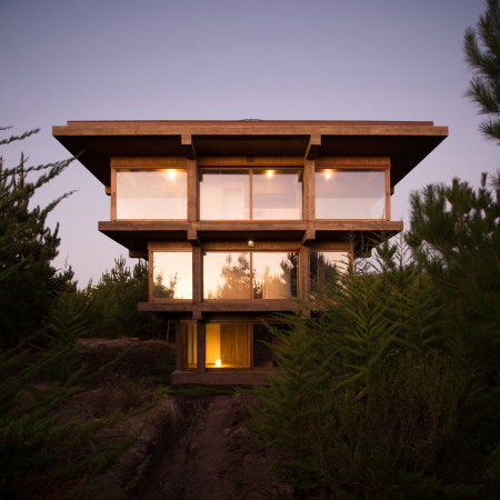 Ferienhaus, chile, beton, holz, konstruktion, pyramide, umgekehrt, wald, wasser, aussicht, dachterrasse, nida, house, pezo von Ellrichshausen, navidad, neubau, s�ulen, sichtbeton, entasis, wendeltreppe, spiraltreppe, treppe, skulptur, wald, biennale, 2008, luxus, wohnhaus, ferienhaus, privathaus, glas