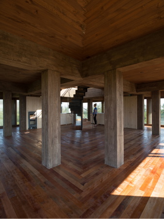 Ferienhaus, chile, beton, holz, konstruktion, pyramide, umgekehrt, wald, wasser, aussicht, dachterrasse, nida, house, pezo von Ellrichshausen, navidad, neubau, sulen, sichtbeton, entasis, wendeltreppe, spiraltreppe, treppe, skulptur, wald, biennale, 2008, luxus, wohnhaus, ferienhaus, privathaus, glas