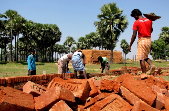 2. Preis: Basadhi School: Building a School in India von Kaja Geratowska