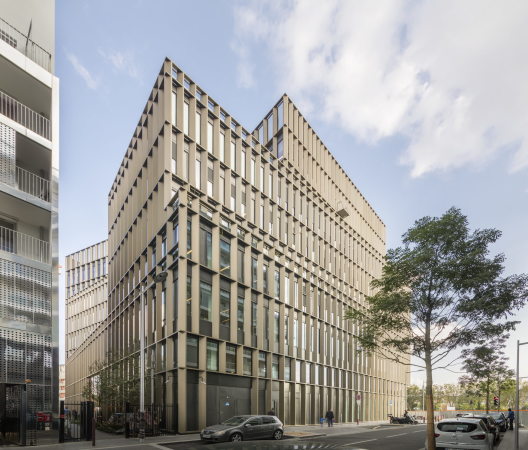 Baunetz, Baunetz-Meldung, Architektur, Architekt, architect, architecture, Architekt gesucht, Meldungen, architecture-news, Architektur Deutschland, deutsche Architekten, german architecture, young architects, France, Frankreich, 2016, Fertigstellung, Studioninedots, Ateliers 115, Boulogne-Billancourt, Boursorama Banque, bank building, Patrick Chavannes, Avenue Pierre Lefaucheux