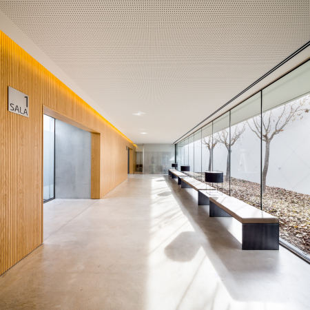 Stahlbeton, prefabricated concrete, Glas, glass, courtyard, Innenhof, leichenhalle, Baunetz. Filipo Poli, Barcel-Balanz Arquitectes, Barcelona, morgue
