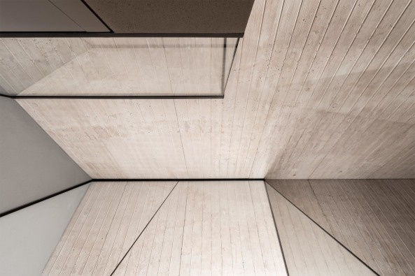 simon oberhofer, ulrike tinnacher, tinnacher, weingut, winzer, winzerfamilie, dmmbeton, isolierbeton, wohnhaus, einfamilienhaus, beton, gefrbter, eichenholz, einbaumbel, einbauschrnke, schiebetren, dielen, neubau, keller, weinkeller, gewlbekeller, kupfer, introvertiert, haus t, steiermark, archaik, purismus