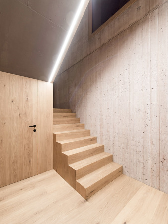 simon oberhofer, ulrike tinnacher, tinnacher, weingut, winzer, winzerfamilie, dmmbeton, isolierbeton, wohnhaus, einfamilienhaus, beton, gefrbter, eichenholz, einbaumbel, einbauschrnke, schiebetren, dielen, neubau, keller, weinkeller, gewlbekeller, kupfer, introvertiert, haus t, steiermark, archaik, purismus