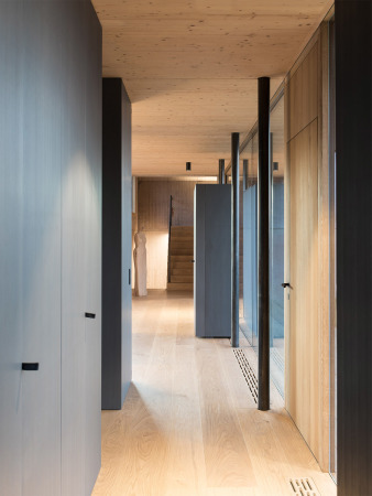 simon oberhofer, ulrike tinnacher, tinnacher, weingut, winzer, winzerfamilie, dmmbeton, isolierbeton, wohnhaus, einfamilienhaus, beton, gefrbter, eichenholz, einbaumbel, einbauschrnke, schiebetren, dielen, neubau, keller, weinkeller, gewlbekeller, kupfer, introvertiert, haus t, steiermark, archaik, purismus