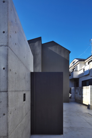 satoru hirota architects, japan, japanisches haus, wohnhaus, beton, grau, schwarz, holz, treppe, neubau, tokio, tokyo, nippon, wohnungsbau, sichtbeton, fluctuation, fluctuation, flux, fluss, flieende rume, sequenz, raumsequenz, zersplitterung, dichte