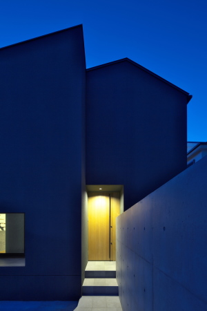 satoru hirota architects, japan, japanisches haus, wohnhaus, beton, grau, schwarz, holz, treppe, neubau, tokio, tokyo, nippon, wohnungsbau, sichtbeton, fluctuation, fluctuation, flux, fluss, flieende rume, sequenz, raumsequenz, zersplitterung, dichte