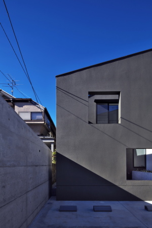 satoru hirota architects, japan, japanisches haus, wohnhaus, beton, grau, schwarz, holz, treppe, neubau, tokio, tokyo, nippon, wohnungsbau, sichtbeton, fluctuation, fluctuation, flux, fluss, flieende rume, sequenz, raumsequenz, zersplitterung, dichte