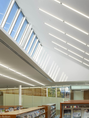 Glas, Betonpaneele, prfabriziert, off-shelf material, Canada, Kanada, Ontaria, Niagaraflle, Niagra falls, library, Bibliothek, recylce, budget, Panton-Stuhl, Panton chair, baunetz, RDHA