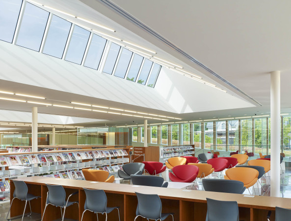 Glas, Betonpaneele, prfabriziert, off-shelf material, Canada, Kanada, Ontaria, Niagaraflle, Niagra falls, library, Bibliothek, recylce, budget, Panton-Stuhl, Panton chair, baunetz, RDHA